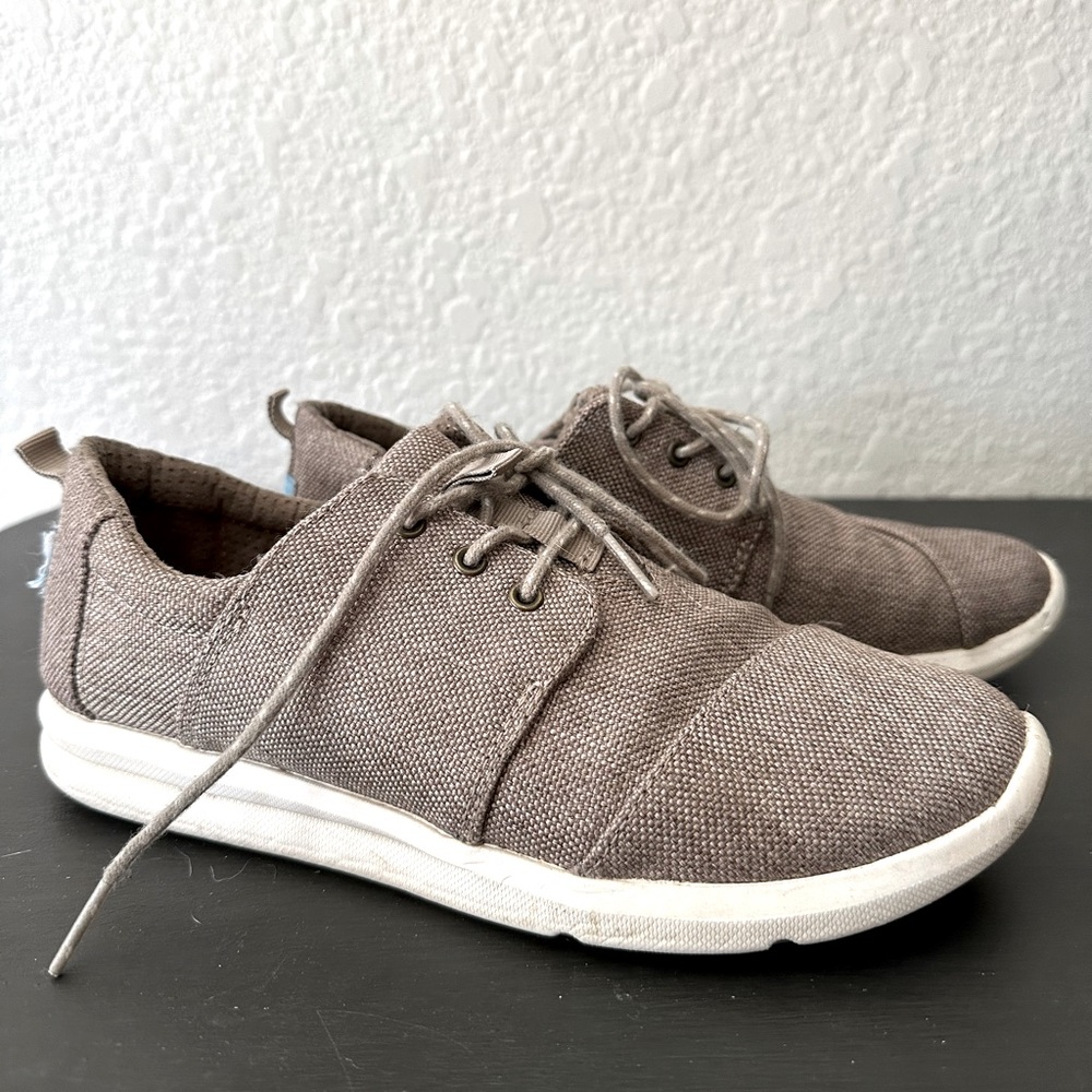 Toms Carrillo canvas lace up. Size 7. Light brown
